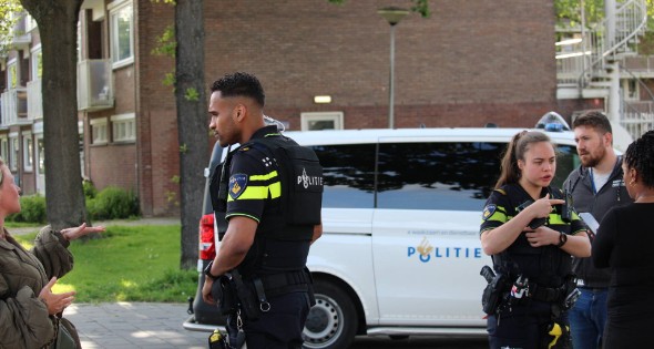 Politieagenten met kogelwerende vesten in wijk - Afbeelding 3