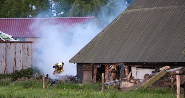 Brand naast schuur van boerderij