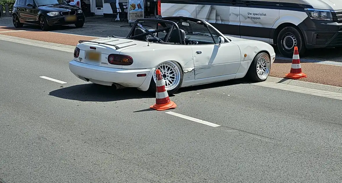 Veel schade bij botsing tussen twee voertuigen - Foto 1