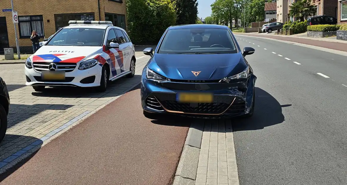 Veel schade bij botsing tussen twee voertuigen - Foto 3