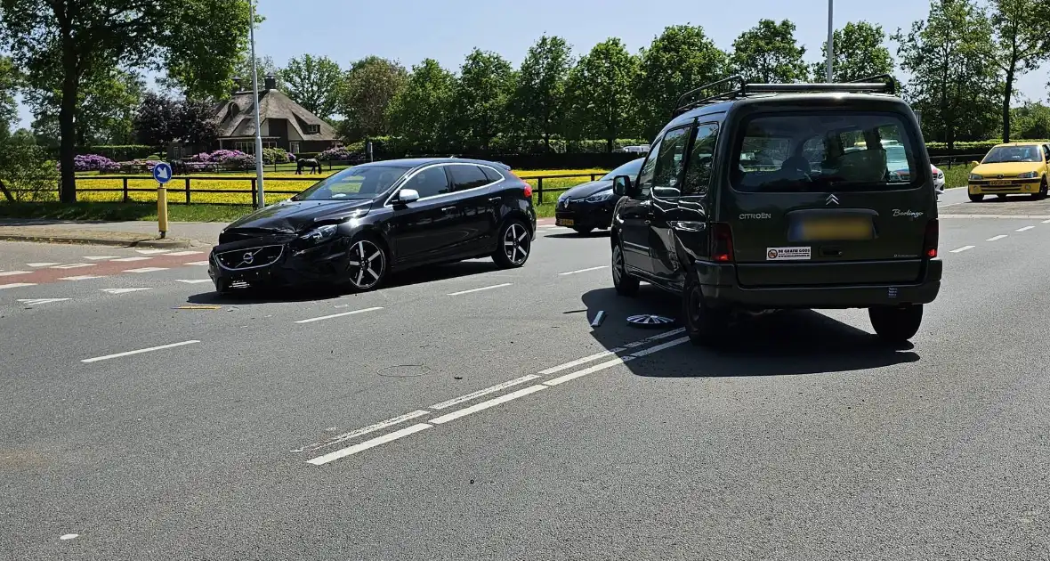 Verkeersongeval zorgt voor hinder - Foto 4