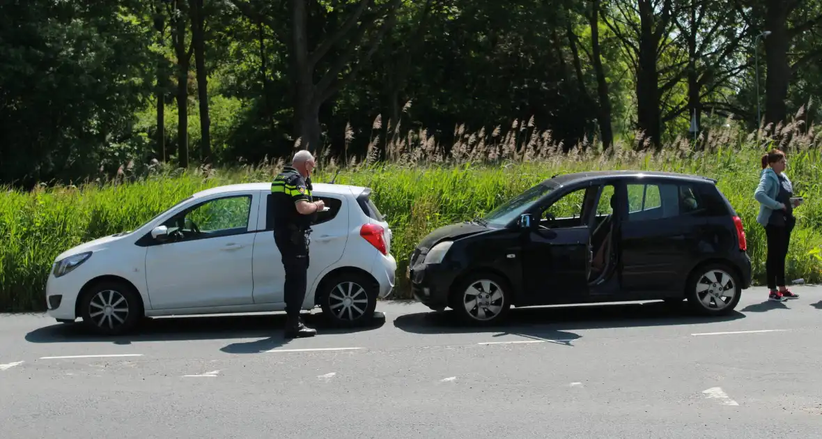 Schade bij kop-staartbotsing op afslag - Foto 1