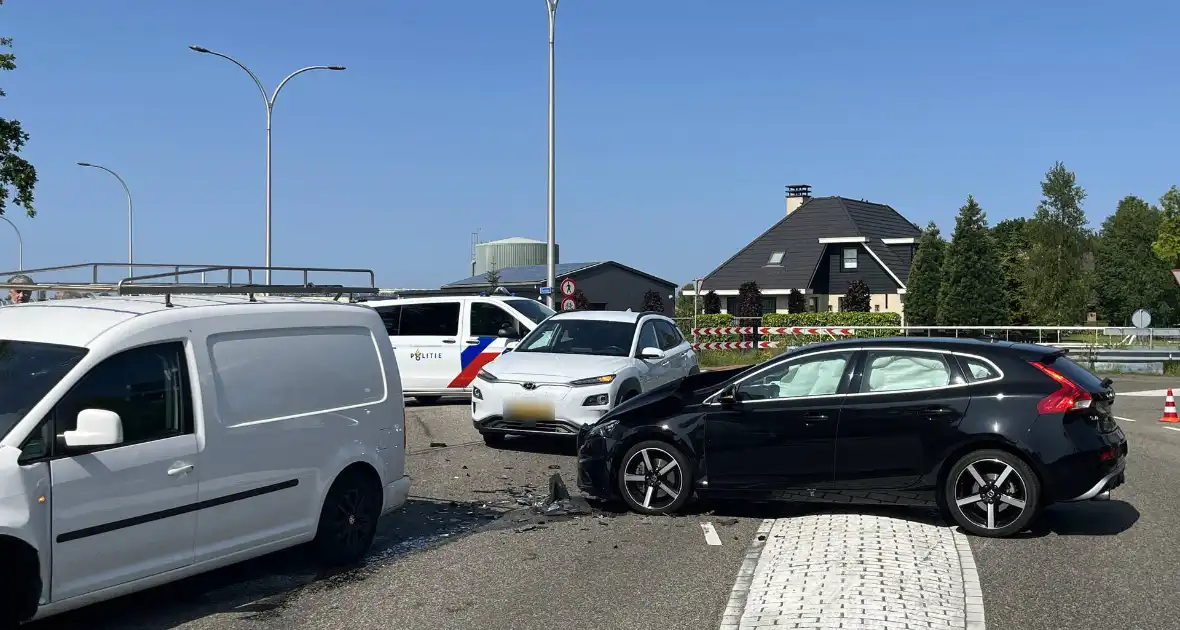 Grote schade na botsing tussen voertuigen