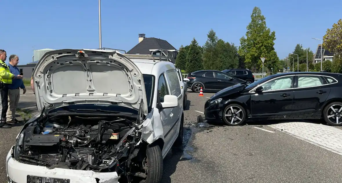 Grote schade na botsing tussen voertuigen - Foto 1