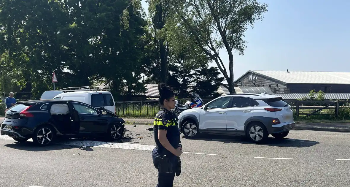 Grote schade na botsing tussen voertuigen - Foto 12