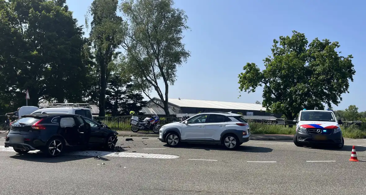 Grote schade na botsing tussen voertuigen - Foto 13