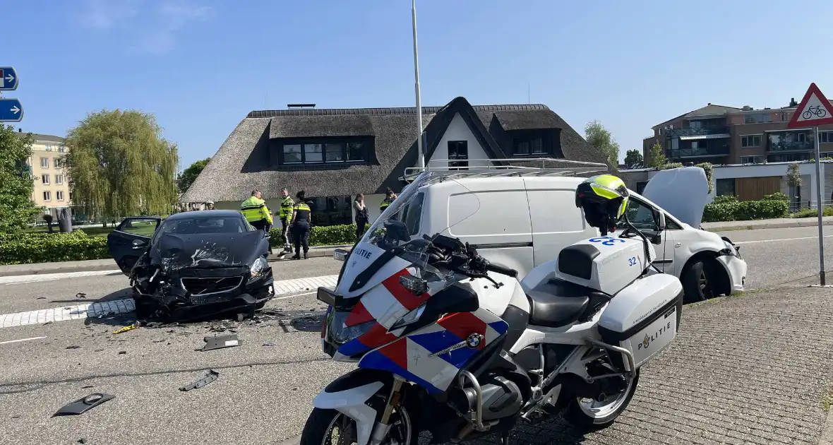 Grote schade na botsing tussen voertuigen - Foto 14