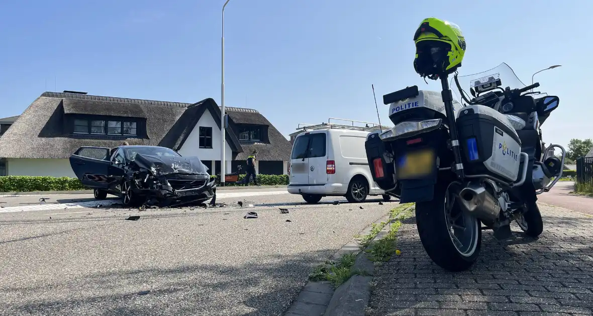 Grote schade na botsing tussen voertuigen - Foto 15