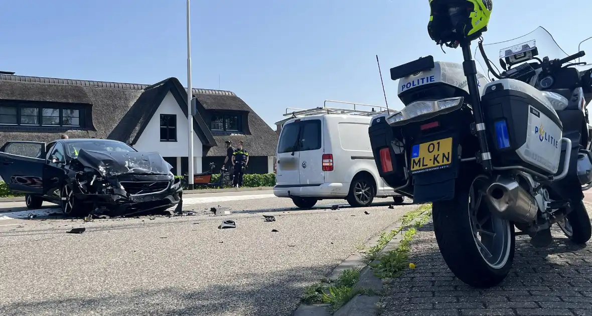 Grote schade na botsing tussen voertuigen - Foto 16