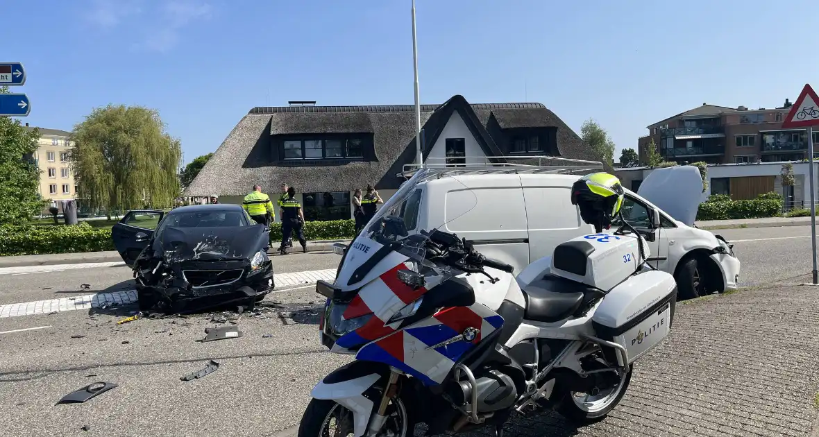 Grote schade na botsing tussen voertuigen - Foto 17