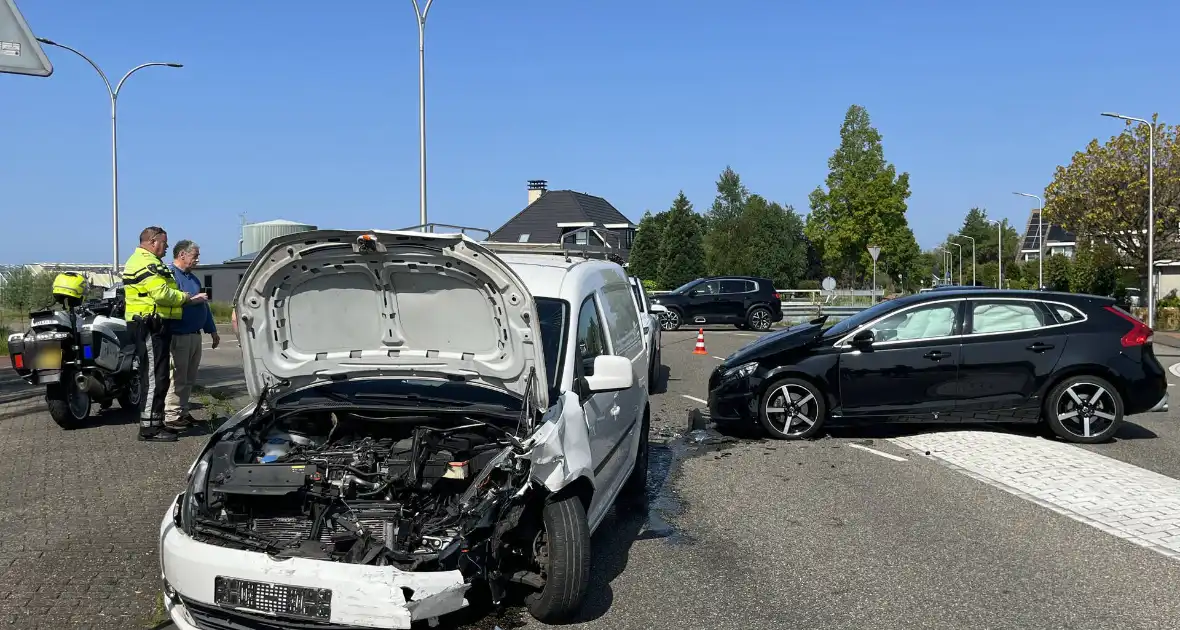 Grote schade na botsing tussen voertuigen - Foto 2