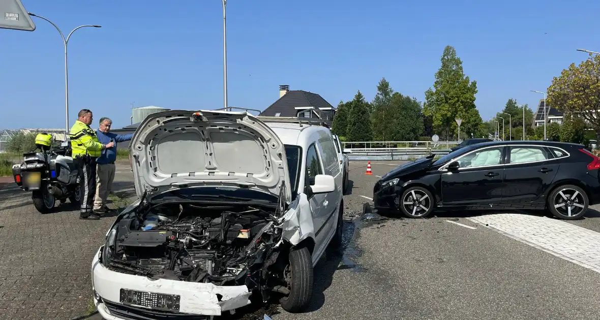 Grote schade na botsing tussen voertuigen - Foto 3