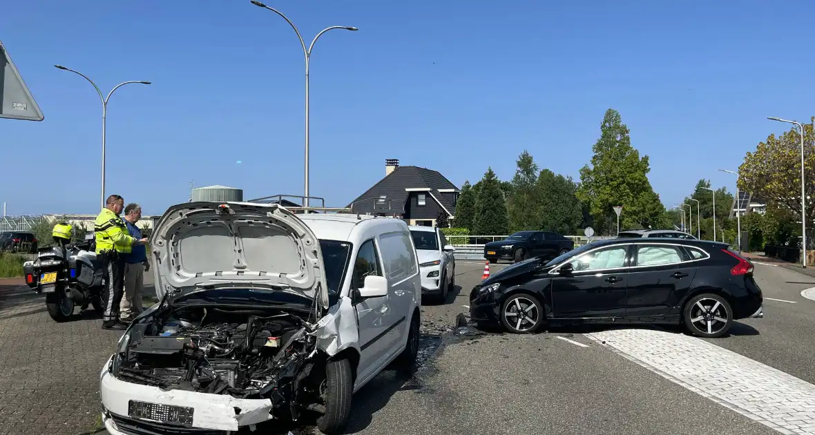 Grote schade na botsing tussen voertuigen - Foto 4