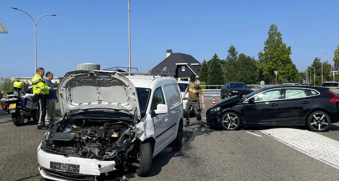 Grote schade na botsing tussen voertuigen - Foto 5