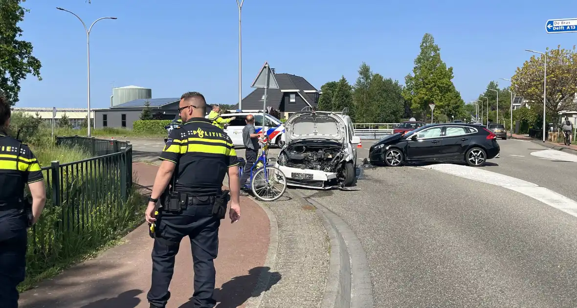 Grote schade na botsing tussen voertuigen - Foto 6