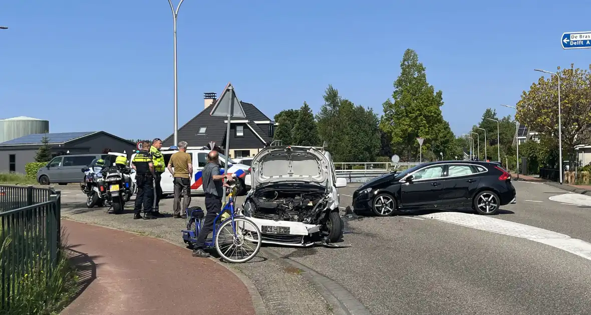 Grote schade na botsing tussen voertuigen - Foto 9