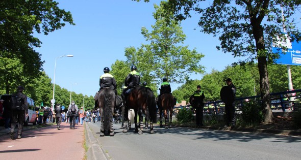 Politie masaal aanwezig bij demonstratie - Afbeelding 1