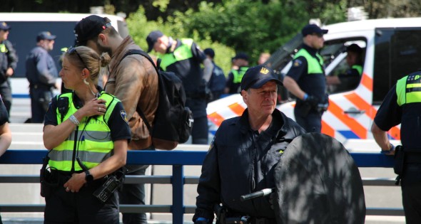 Politie masaal aanwezig bij demonstratie - Afbeelding 2