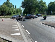 Motorrijder gewond bij botsing met auto op kruising