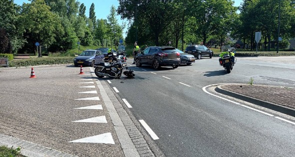 Motorrijder gewond bij botsing met auto op kruising