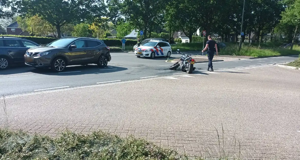 Motorrijder gewond bij botsing met auto op kruising - Foto 9
