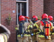 Brandweer forceert deur voor woningbrand