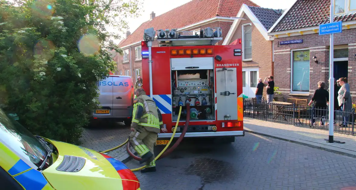 Brandweer forceert deur voor woningbrand - Foto 3