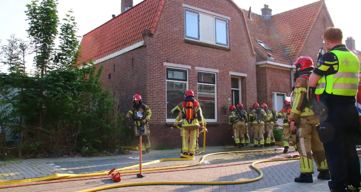 Brandweer forceert deur voor woningbrand - Foto 4