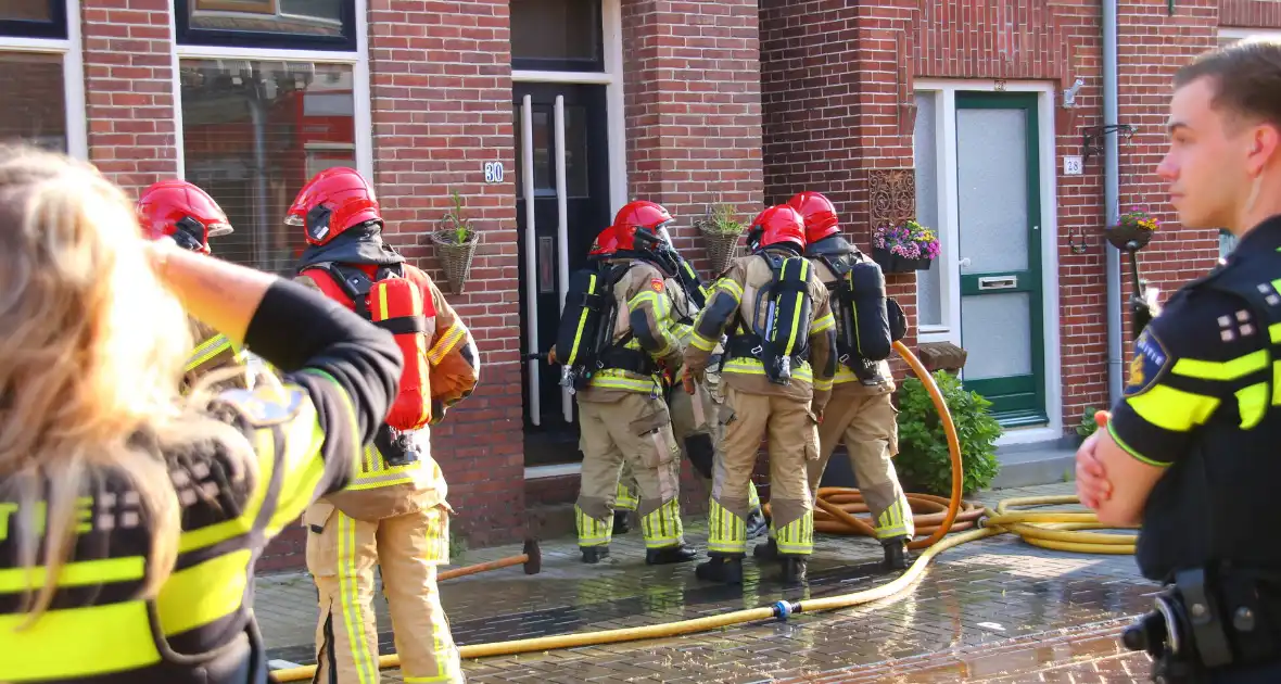 Brandweer forceert deur voor woningbrand - Foto 5