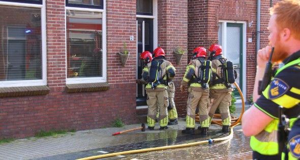 Brandweer forceert deur voor woningbrand - Afbeelding 6