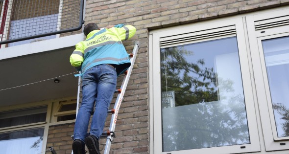 Brandweer ingezet voor vogelnest in muur - Afbeelding 6