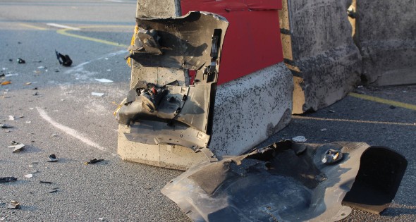 Ravage nadat auto op betonnen afzetting klapt
