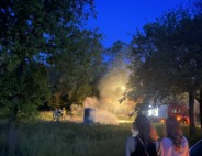 Brandweer blust brandende dixi