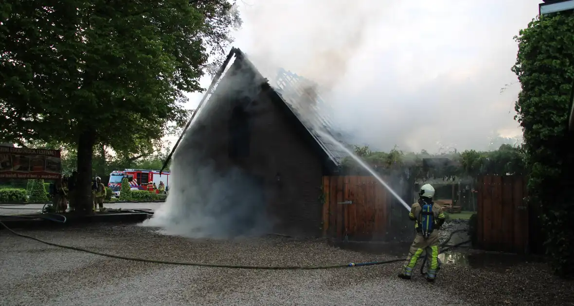 Schuur van restaurant verwoest door brand - Foto 3