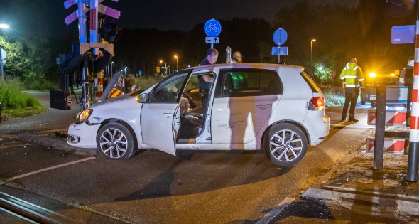 Automobilist crasht bij spoorwegovergang - Afbeelding 3