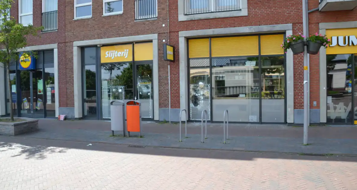 Winkelruiten vernield bij inbraak in supermarkt