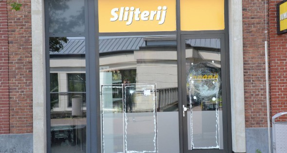 Winkelruiten vernield bij inbraak in supermarkt - Afbeelding 2