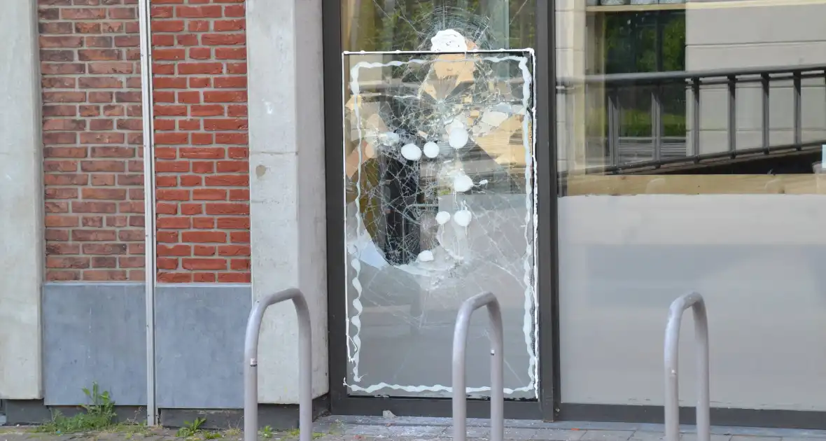 Winkelruiten vernield bij inbraak in supermarkt - Foto 3