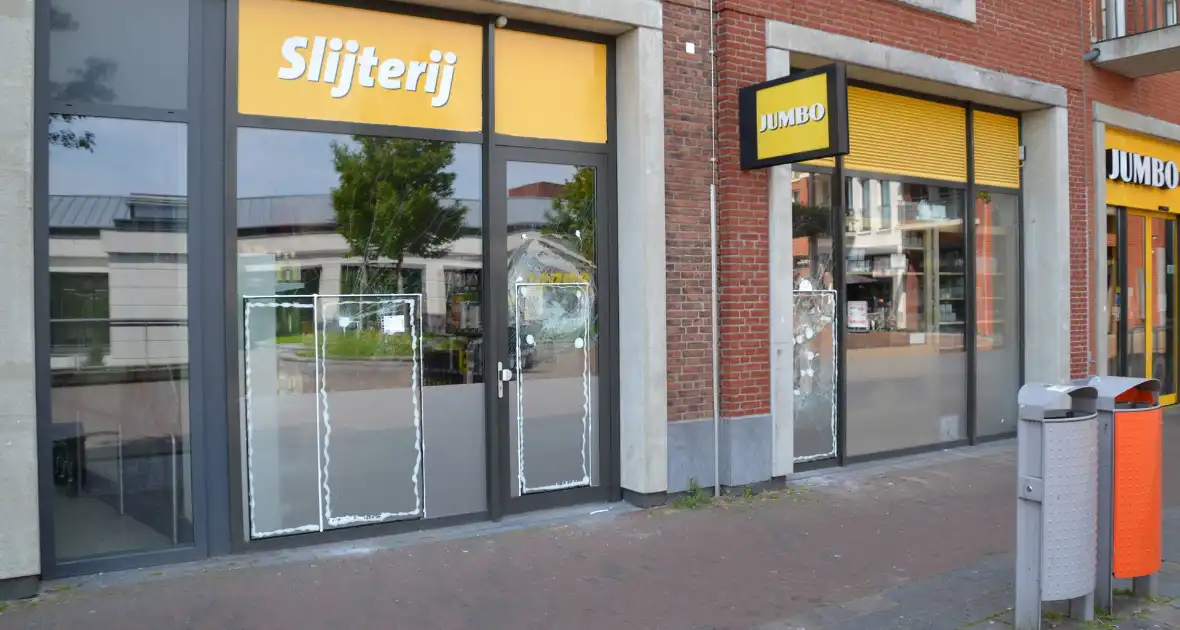 Winkelruiten vernield bij inbraak in supermarkt - Foto 4