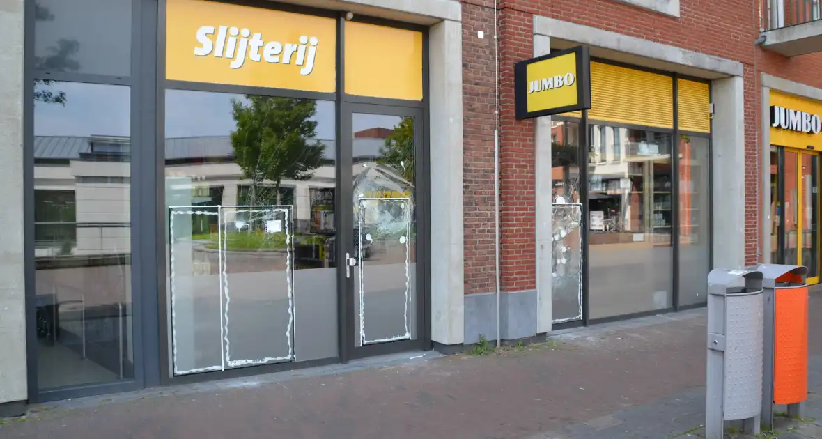 Winkelruiten vernield bij inbraak in supermarkt - Foto 5