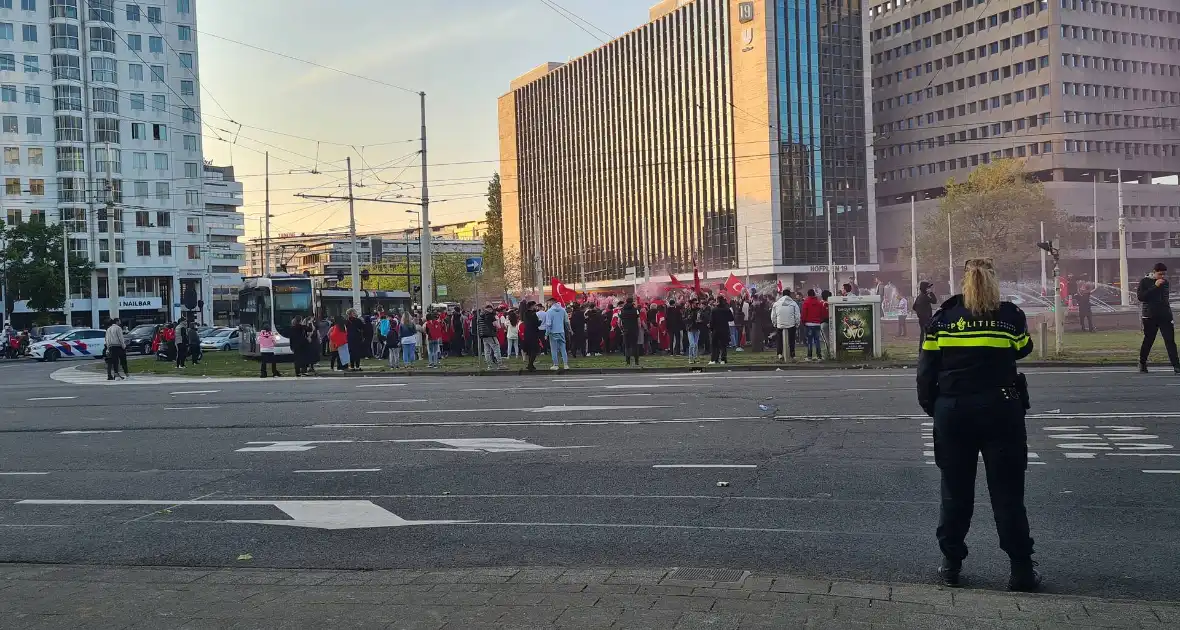 Mensen massaal de straat op na winst Erdogan - Foto 1