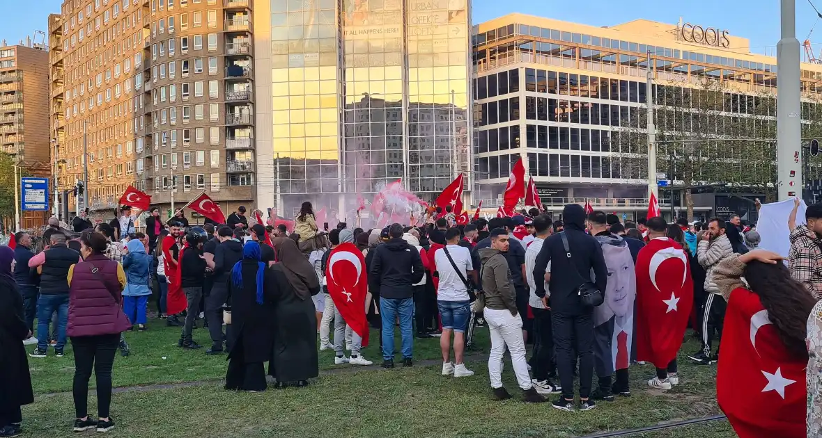 Mensen massaal de straat op na winst Erdogan - Foto 3