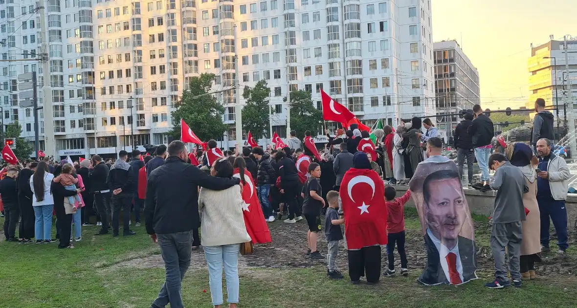 Mensen massaal de straat op na winst Erdogan - Foto 4