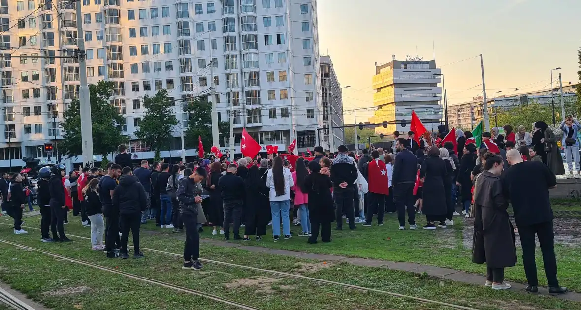 Mensen massaal de straat op na winst Erdogan - Foto 5