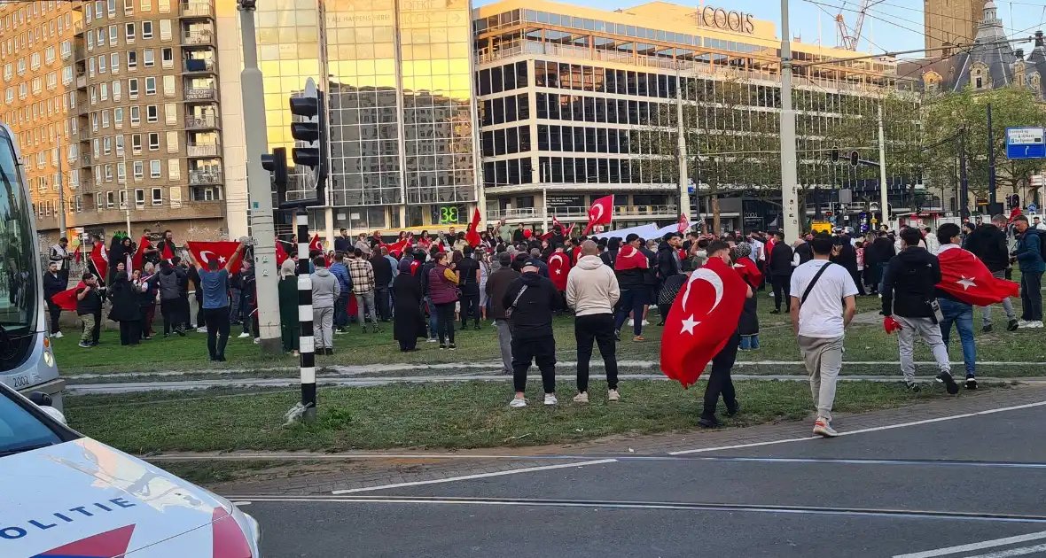 Mensen massaal de straat op na winst Erdogan - Foto 6