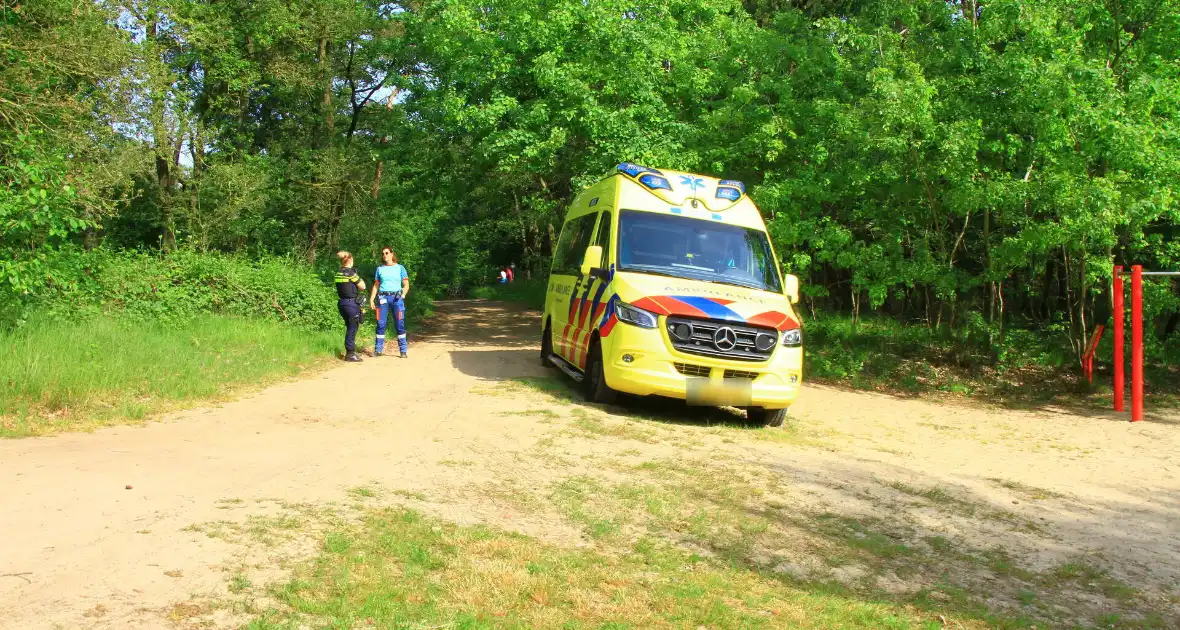 Vastzittende ambulance losgetrokken door brandweer - Foto 1