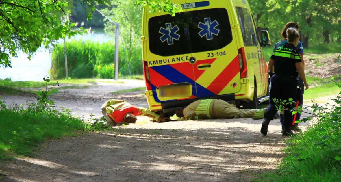 Vastzittende ambulance losgetrokken door brandweer - Foto 10