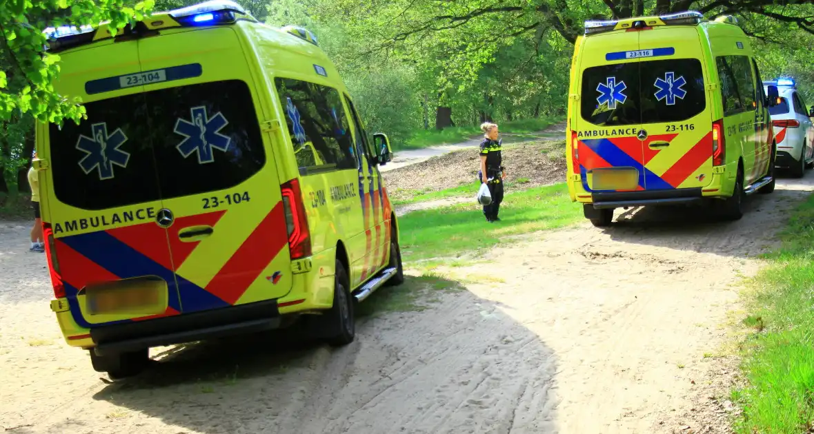 Vastzittende ambulance losgetrokken door brandweer - Foto 11