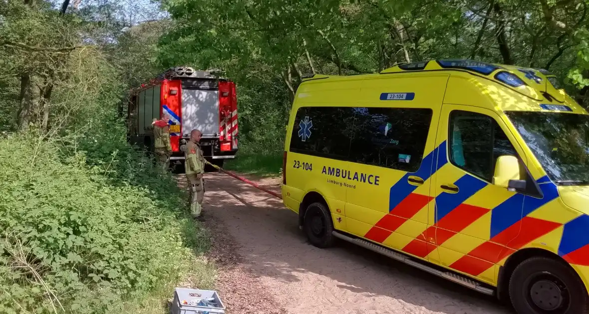 Vastzittende ambulance losgetrokken door brandweer - Foto 12