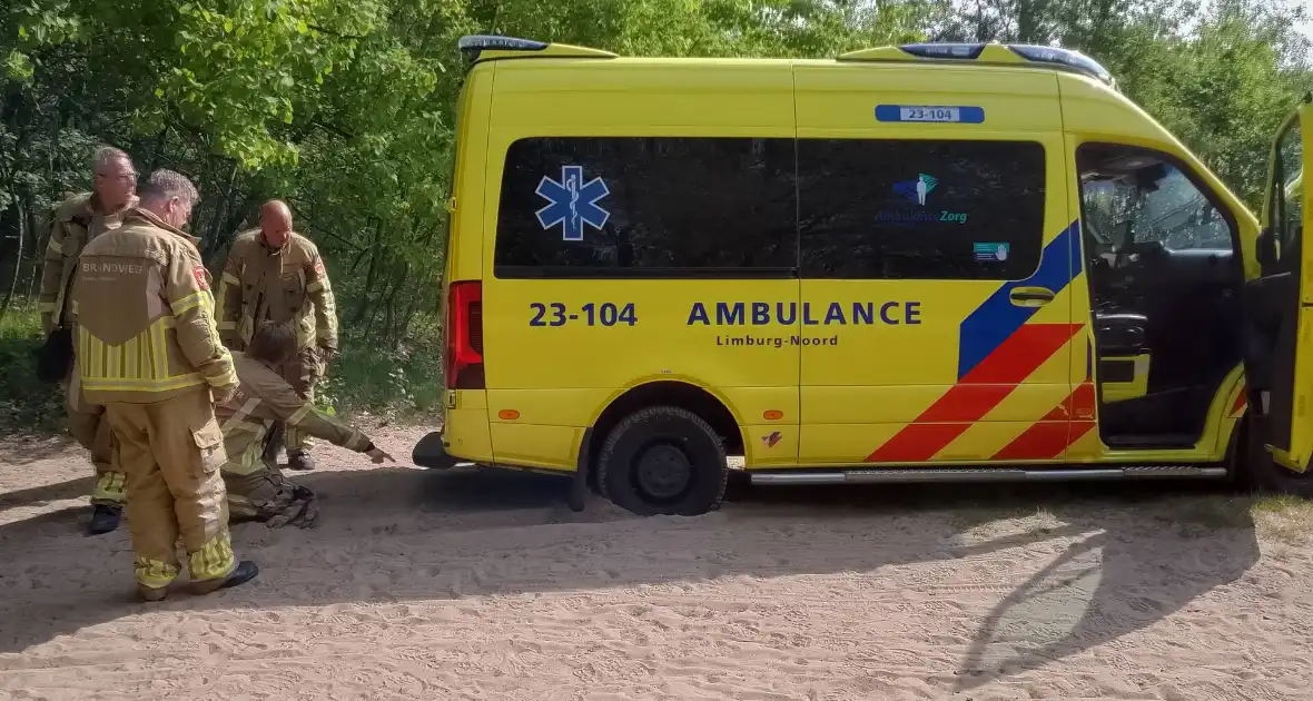 Vastzittende ambulance losgetrokken door brandweer - Foto 15
